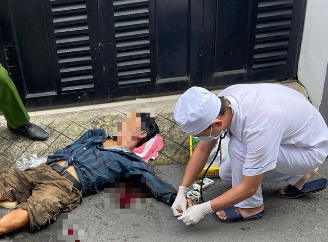 TP.HCM: Người bán vé số khuyết tật tử vong ven đường bên vũng máu - Ảnh 1.