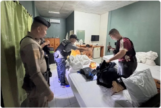 Thái Lan bắt 42 người Trung Quốc bị nghi chuẩn bị sang Campuchia để lừa đảo- Ảnh 1. Thái Lan bắt 42 người Trung Quốc bị nghi chuẩn bị sang Campuchia để lừa đảo- Ảnh 1.