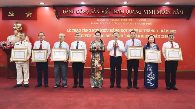 Không tặng hoa trong lễ tuyên dương 'Dân vận khéo', dành kinh phí ủng hộ miền Trung- Ảnh 1. Không tặng hoa trong lễ tuyên dương 'Dân vận khéo', dành kinh phí ủng hộ miền Trung- Ảnh 1.