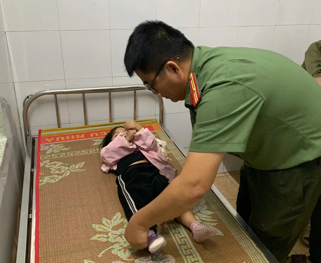 Cảm kích công an xã băng rừng cứu bé 3 tuổi cấp cứu trong đêm bão Kalmaegi - Ảnh 1.