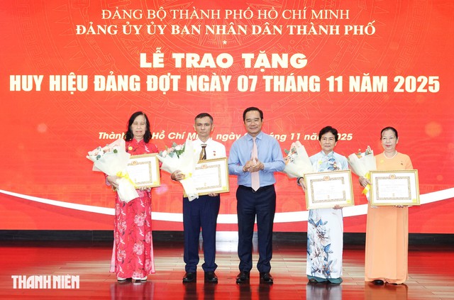 Chủ tịch Nguyễn Văn Được trao huy hiệu Đảng dịp C&aacute;ch mạng Th&aacute;ng Mười Nga - Ảnh 2.