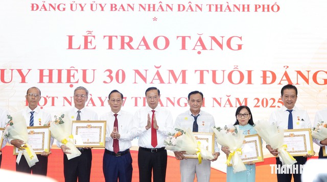 Chủ tịch Nguyễn Văn Được trao huy hiệu Đảng dịp C&aacute;ch mạng Th&aacute;ng Mười Nga - Ảnh 3.