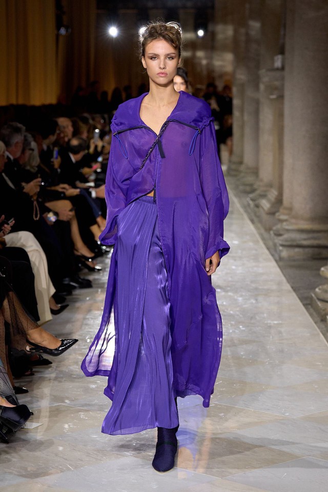 Mách nàng cách chọn màu sắc, phom dáng trang phục 'bất bại' mùa thu đông - Ảnh 4.