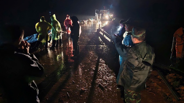 Lâm Đồng di dời khẩn cấp gần 100 hộ dân trước nguy cơ vỡ hồ Cay An - Ảnh 1.