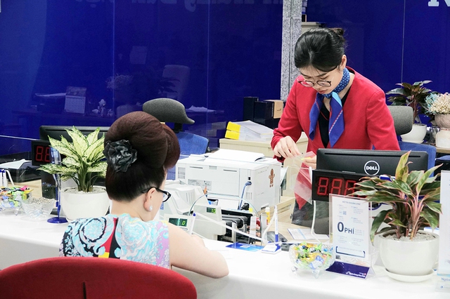 Tỷ giá, lãi suất đều 'căng'- Ảnh 2. Tỷ giá, lãi suất đều 'căng'- Ảnh 2.