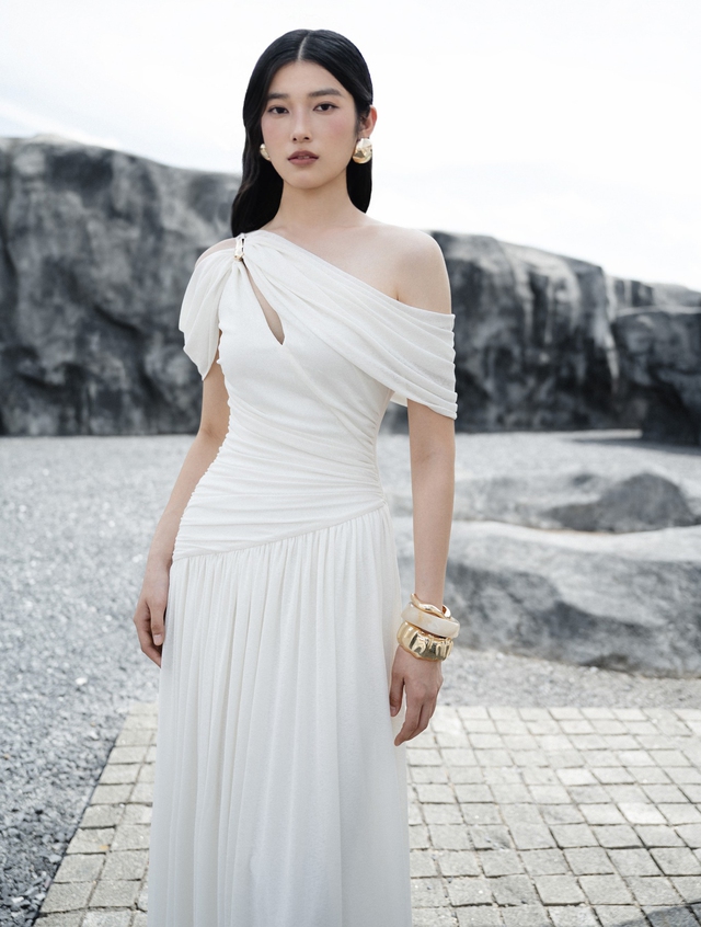 Trở nên thời thượng chỉ với một chiếc váy trắng, đen Trở nên thời thượng chỉ với một chiếc váy trắng, đen - Ảnh 1.