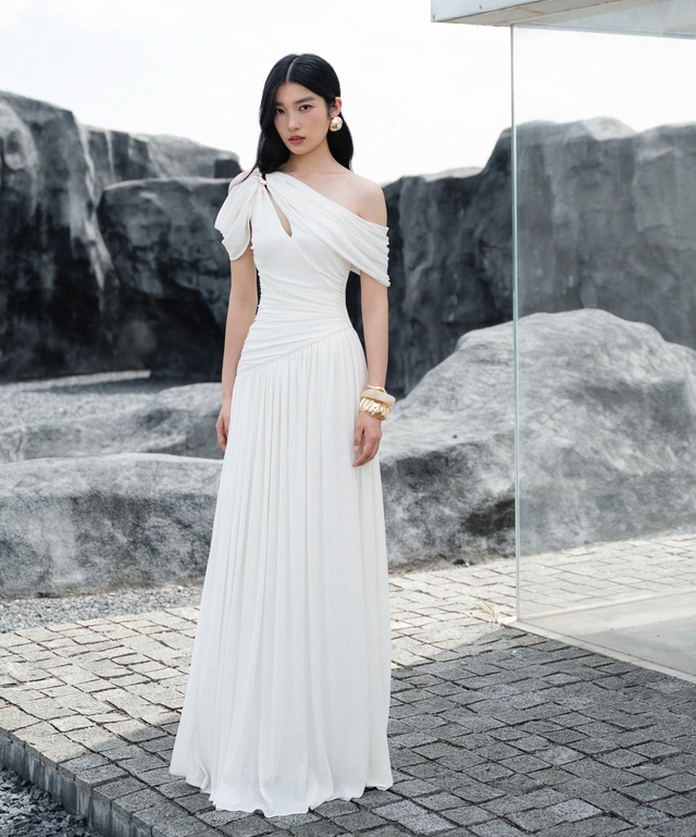 Trở nên thời thượng chỉ với một chiếc váy trắng, đen Trở nên thời thượng chỉ với một chiếc váy trắng, đen - Ảnh 3.