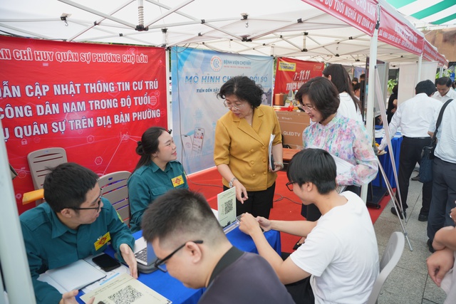 Phường Chợ Lớn chuyển đổi số: Hướng tới công dân số toàn diện - Ảnh 1. Phường Chợ Lớn chuyển đổi số: Hướng tới công dân số toàn diện - Ảnh 1.