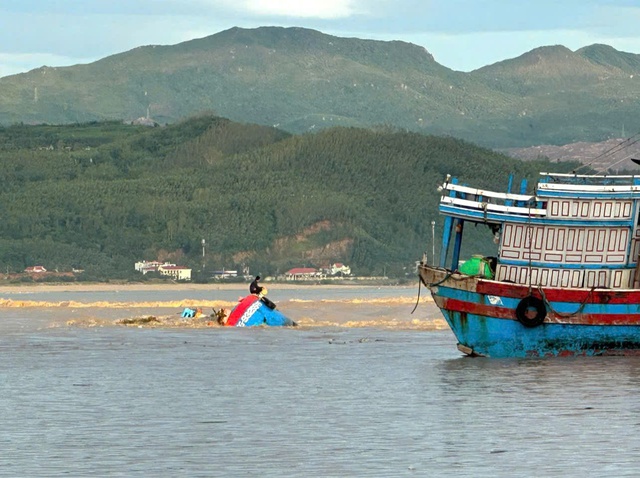 Đắk Lắk: Cứu sống 2 thuyền viên bị lật tàu trên biển - Ảnh 1.