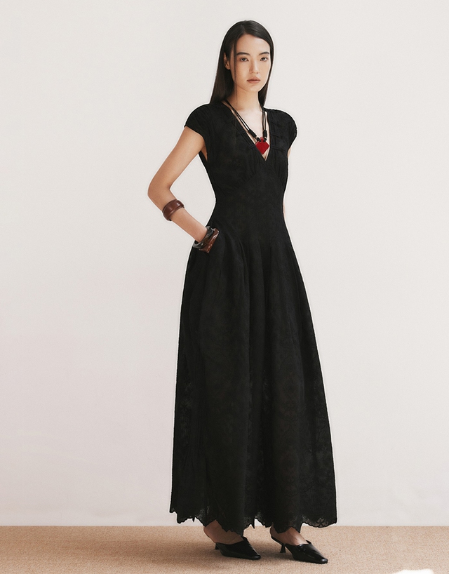 Trở nên thời thượng chỉ với một chiếc váy trắng, đen Trở nên thời thượng chỉ với một chiếc váy trắng, đen - Ảnh 7.