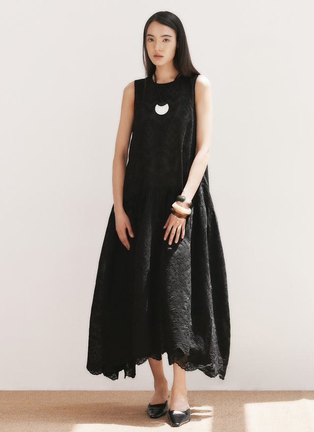 Trở nên thời thượng chỉ với một chiếc váy trắng, đen Trở nên thời thượng chỉ với một chiếc váy trắng, đen - Ảnh 8.