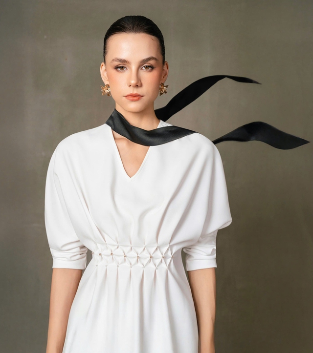 Trở nên thời thượng chỉ với một chiếc váy trắng, đen Trở nên thời thượng chỉ với một chiếc váy trắng, đen - Ảnh 2.