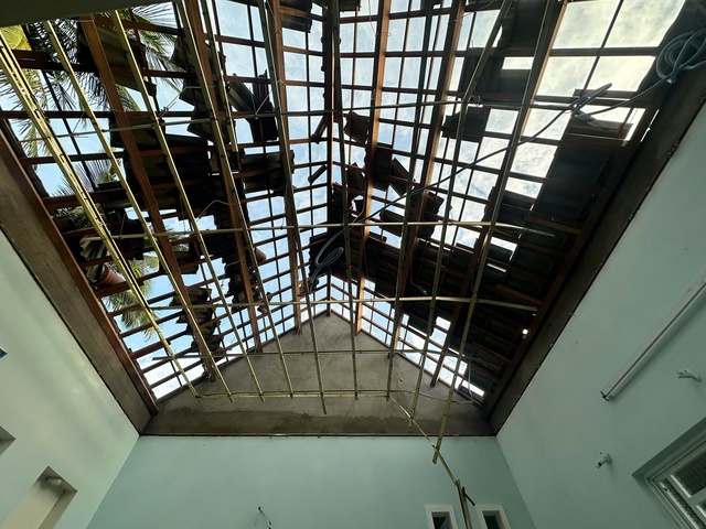 Nhà tốc mái, 7 người co ro trong nhà vệ sinh suốt đêm giữa bão Kalmaegi - Ảnh 2.