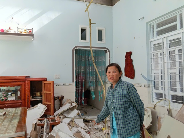 Nhà tốc mái, 7 người co ro trong nhà vệ sinh suốt đêm giữa bão Kalmaegi - Ảnh 1.