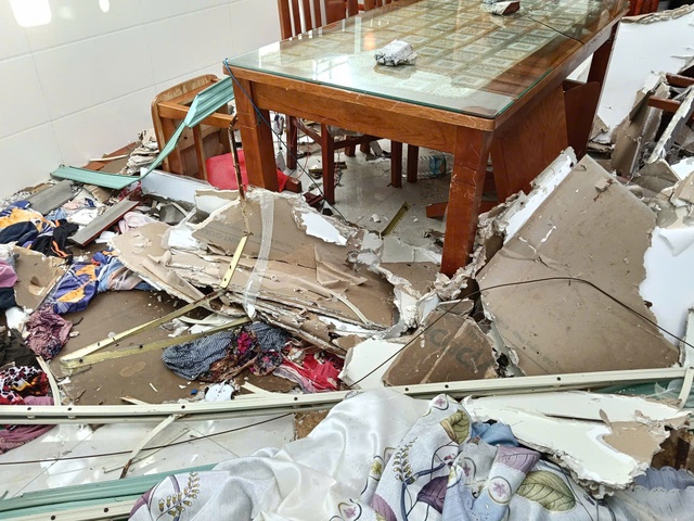 Nhà tốc mái, 7 người co ro trong nhà vệ sinh suốt đêm giữa bão Kalmaegi - Ảnh 3.