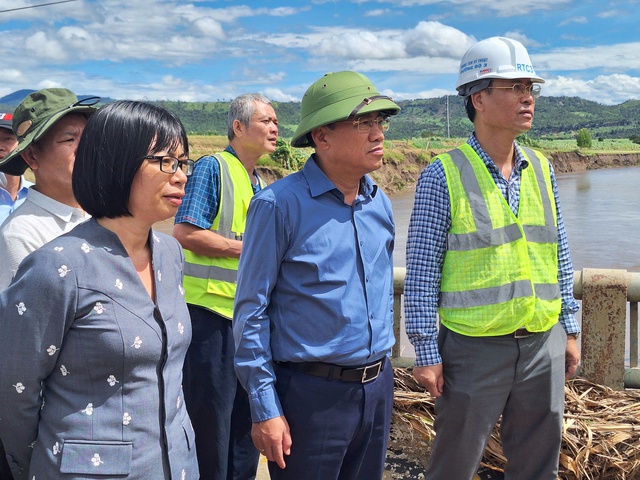 Đường Trường Sơn Đông tê liệt, Gia Lai khẩn trương khắc phục cầu Đăk Pờ Tó - Ảnh 1. Đường Trường Sơn Đông tê liệt, Gia Lai khẩn trương khắc phục cầu Đăk Pờ Tó - Ảnh 1.