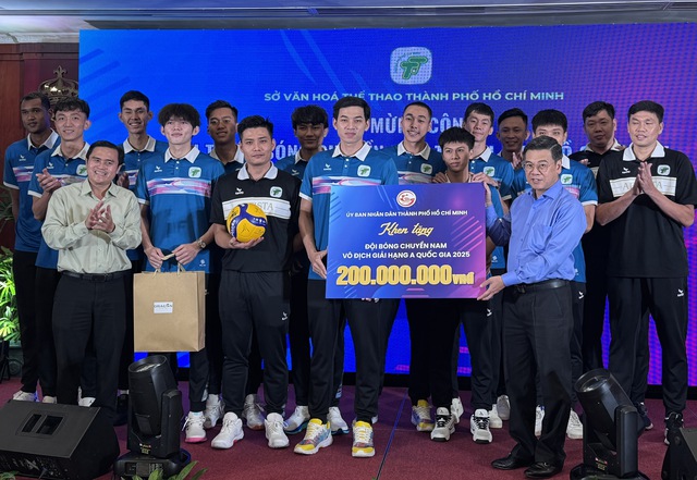 Vô địch và thăng hạng, đội bóng chuyền nam TP.HCM được khen thưởng- Ảnh 1.