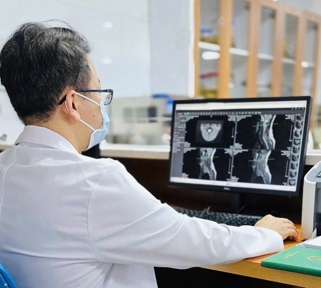 Đứng dậy là ngã, sau thời gian dài hít bóng cười - Ảnh 2.