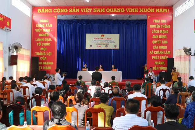 Phiên tòa giả định chống IUU thu hút hàng trăm ngư dân Khánh Lâm dự khán - Ảnh 1.