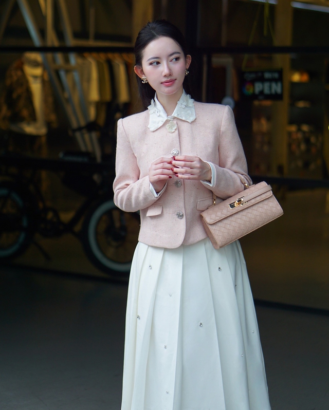 Đơn giản mà sang xịn với bộ đôi áo dệt kim, áo tweed và chân váy dài- Ảnh 5.