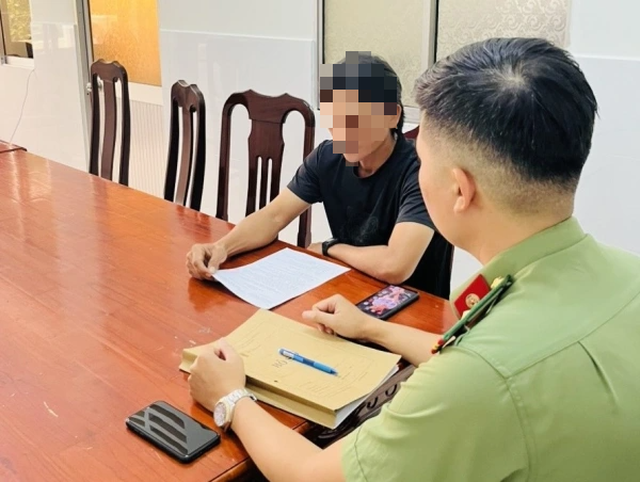 Cà Mau: Bị phạt vì đăng clip sai sự thật trên TikTok về tinh gọn bộ máy- Ảnh 1.