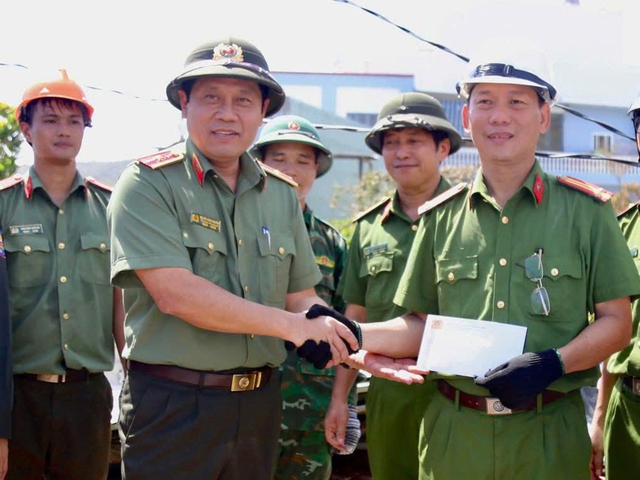 Bộ Công an hỗ trợ 40 tấn hàng cứu trợ người dân Gia Lai sau bão Kalmaegi - Ảnh 2.