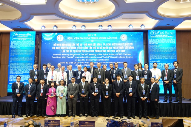 Chuyên gia quốc tế mổ thị phạm cột sống cho bác sĩ ĐBSCL tại Cần Thơ - Ảnh 2.