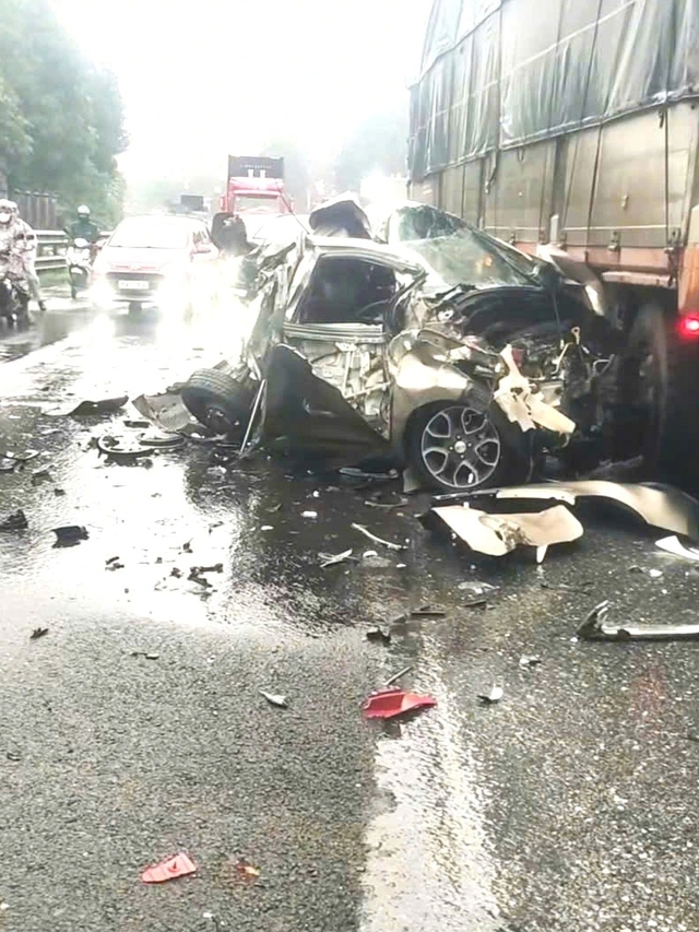 Tài xế an toàn chui ra khỏi xe ô tô bị 'vò nát' sau tai nạn - Ảnh 3.