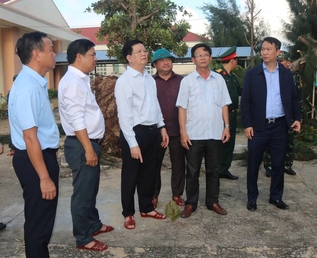 Phó thủ tướng Mai Văn Chính thăm người dân Đắk Lắk khắc phục hậu quả bão Kalmaegi - Ảnh 3. Phó thủ tướng Mai Văn Chính thăm người dân Đắk Lắk khắc phục hậu quả bão Kalmaegi - Ảnh 3.