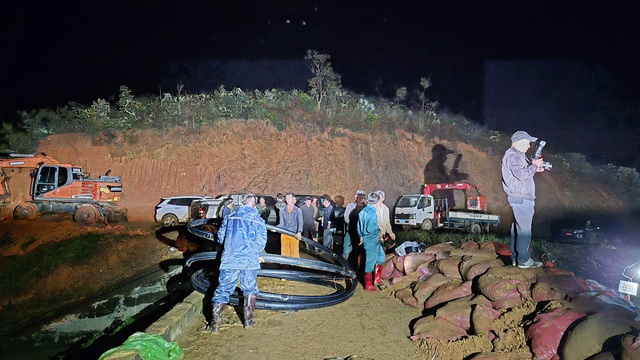 Hàng trăm người trắng đêm cứu hồ Cay An trước nguy cơ vỡ đập- Ảnh 1. Hàng trăm người trắng đêm cứu hồ Cay An trước nguy cơ vỡ đập- Ảnh 1.
