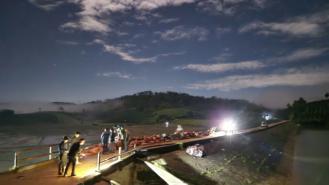 Hàng trăm người trắng đêm cứu hồ Cay An trước nguy cơ vỡ đập- Ảnh 2. Hàng trăm người trắng đêm cứu hồ Cay An trước nguy cơ vỡ đập- Ảnh 2.