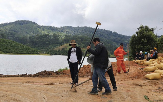 Khẩn cấp triển khai 48 mũi khoan phụt chống thấm thân đập hồ chứa nước Cay An - Ảnh 1.