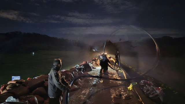 Hàng trăm người trắng đêm cứu hồ Cay An trước nguy cơ vỡ đập- Ảnh 6. Hàng trăm người trắng đêm cứu hồ Cay An trước nguy cơ vỡ đập- Ảnh 6.