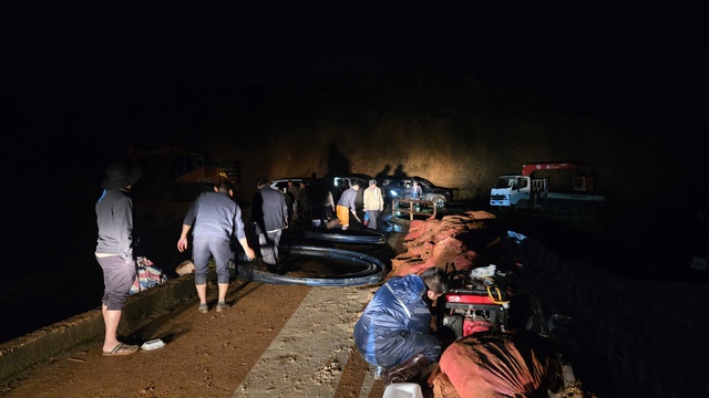 Hàng trăm người trắng đêm cứu hồ Cay An trước nguy cơ vỡ đập- Ảnh 7. Hàng trăm người trắng đêm cứu hồ Cay An trước nguy cơ vỡ đập- Ảnh 7.