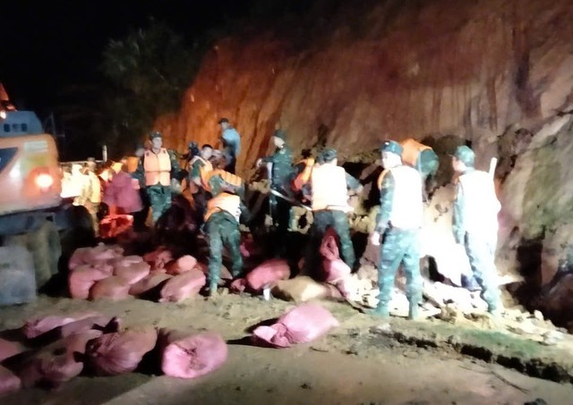 Hàng trăm người trắng đêm cứu hồ Cay An trước nguy cơ vỡ đập- Ảnh 8. Hàng trăm người trắng đêm cứu hồ Cay An trước nguy cơ vỡ đập- Ảnh 8.