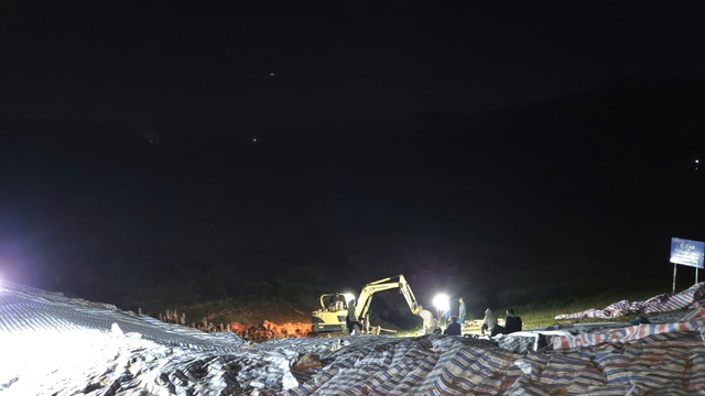 Hàng trăm người trắng đêm cứu hồ Cay An trước nguy cơ vỡ đập- Ảnh 10. Hàng trăm người trắng đêm cứu hồ Cay An trước nguy cơ vỡ đập- Ảnh 10.