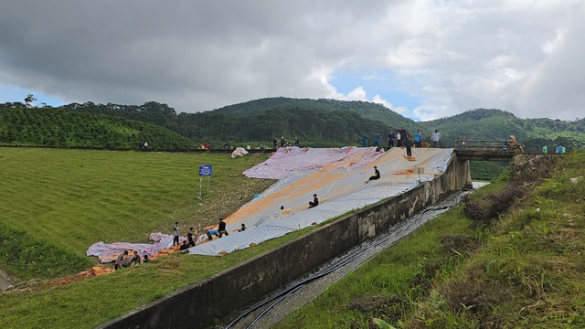 Khẩn cấp triển khai 48 mũi khoan phụt chống thấm thân đập hồ chứa nước Cay An - Ảnh 4.