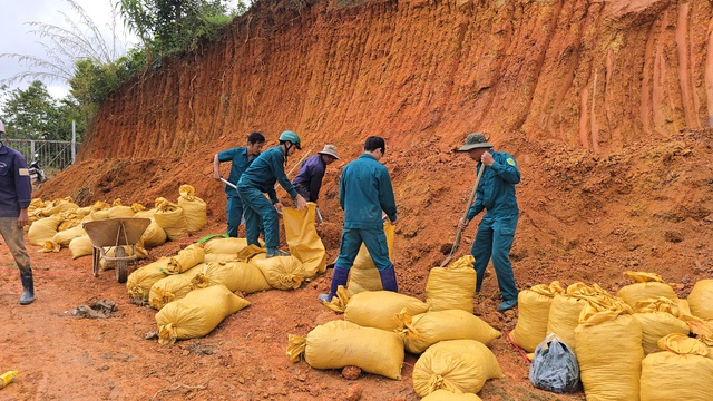 Khẩn cấp triển khai 48 mũi khoan phụt chống thấm thân đập hồ chứa nước Cay An - Ảnh 8.