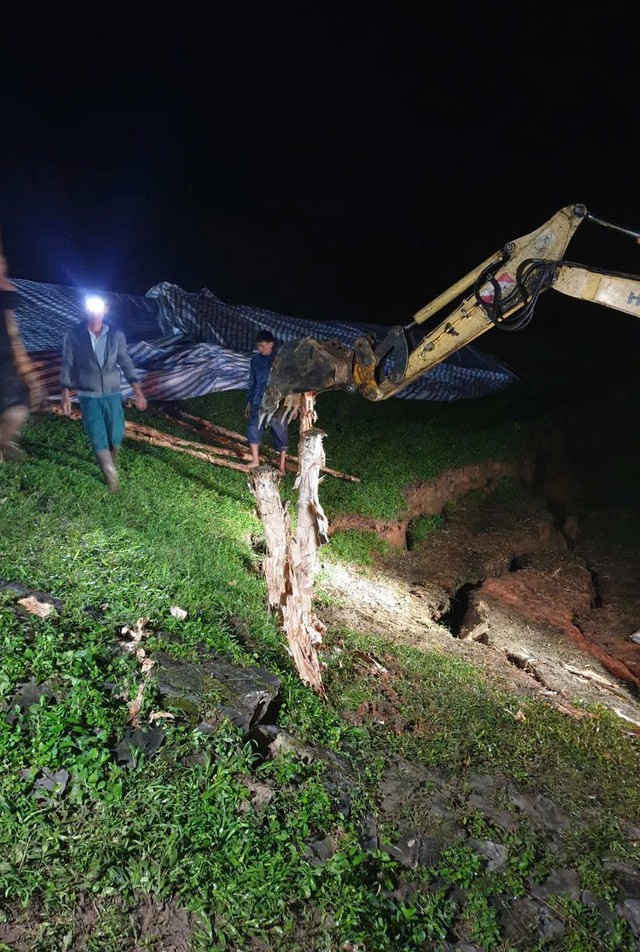 Hàng trăm người trắng đêm cứu hồ Cay An trước nguy cơ vỡ đập- Ảnh 5. Hàng trăm người trắng đêm cứu hồ Cay An trước nguy cơ vỡ đập- Ảnh 5.