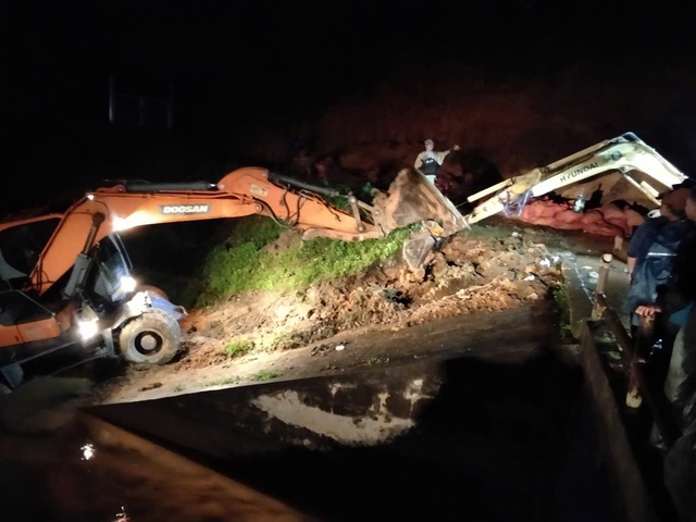 Hàng trăm người trắng đêm cứu hồ Cay An trước nguy cơ vỡ đập- Ảnh 4. Hàng trăm người trắng đêm cứu hồ Cay An trước nguy cơ vỡ đập- Ảnh 4.