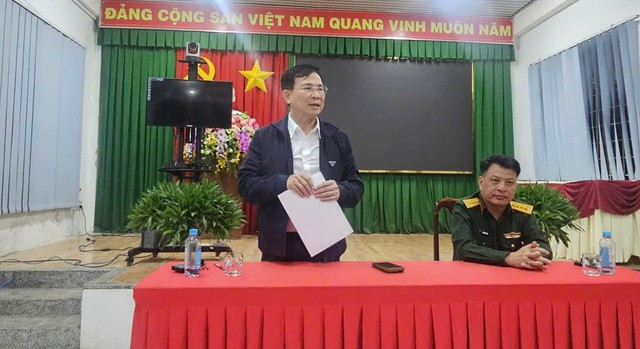 Hàng trăm người trắng đêm cứu hồ Cay An trước nguy cơ vỡ đập- Ảnh 3. Hàng trăm người trắng đêm cứu hồ Cay An trước nguy cơ vỡ đập- Ảnh 3.