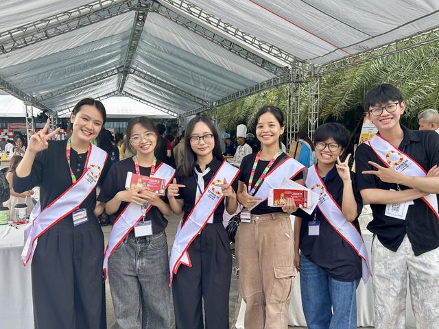 Tưng bừng Hội chợ Từ thiện Quốc tế 2025 ở TP.HCM - Ảnh 6.