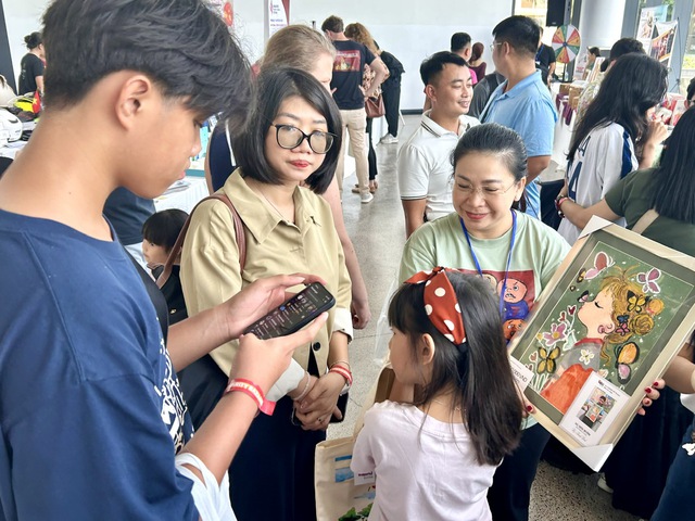 Tưng bừng Hội chợ Từ thiện Quốc tế 2025 ở TP.HCM - Ảnh 2.