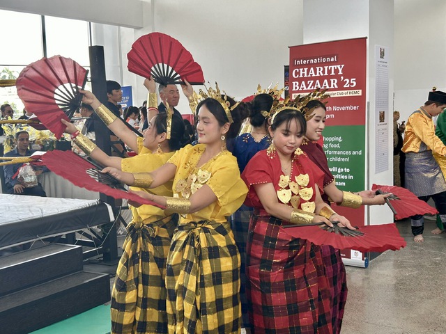 Tưng bừng Hội chợ Từ thiện Quốc tế 2025 ở TP.HCM - Ảnh 5.