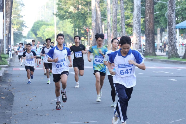 Phường ở TP.HCM mở ngày hội chuyển đổi số, hướng dẫn người dân nộp hồ sơ trực tuyến - Ảnh 3.