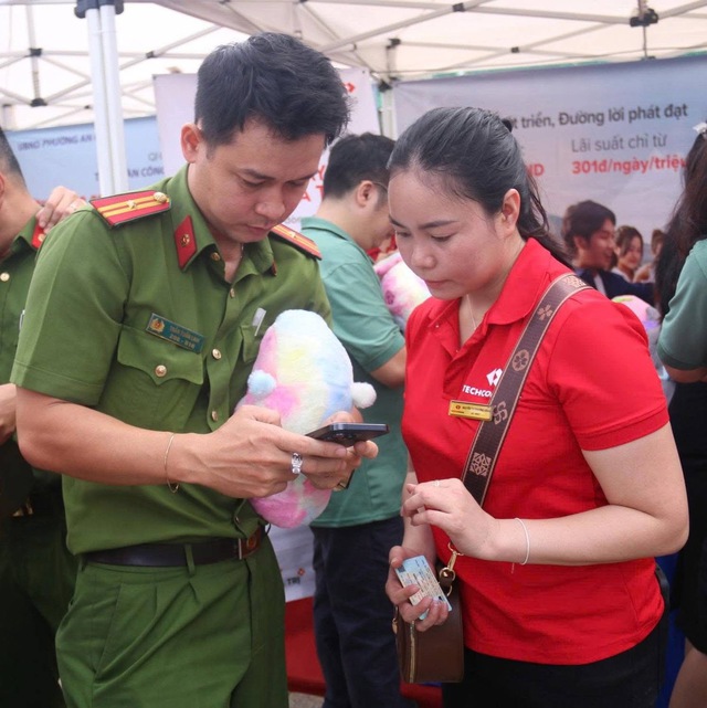 Phường ở TP.HCM mở ngày hội chuyển đổi số, hướng dẫn người dân nộp hồ sơ trực tuyến - Ảnh 2.