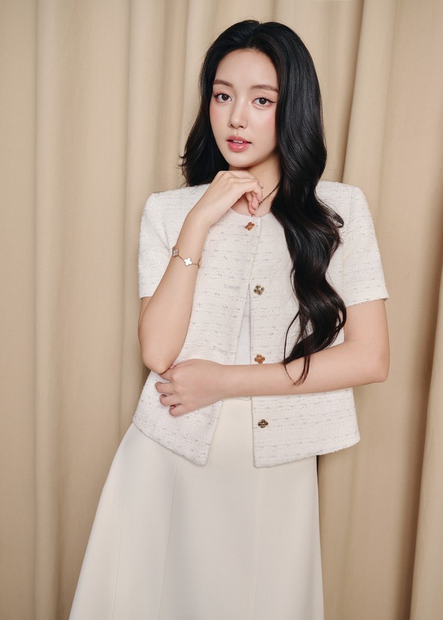 Đơn giản mà sang xịn với bộ đôi áo dệt kim, áo tweed và chân váy dài- Ảnh 6.