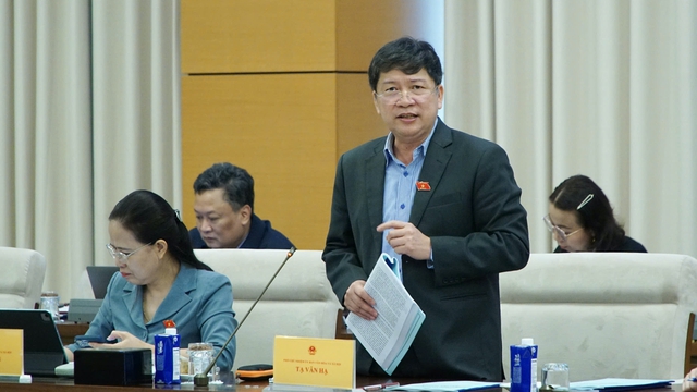 Học sinh ở vùng giàu được miễn phí sách giáo khoa trước là không công bằng - Ảnh 1.