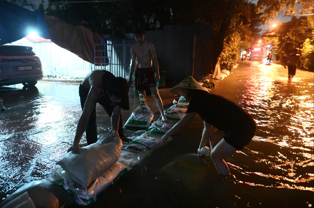 Hôm nay, ngày cuối triều cường vượt báo động 3 - Ảnh 1. Hôm nay, ngày cuối triều cường vượt báo động 3 - Ảnh 1.