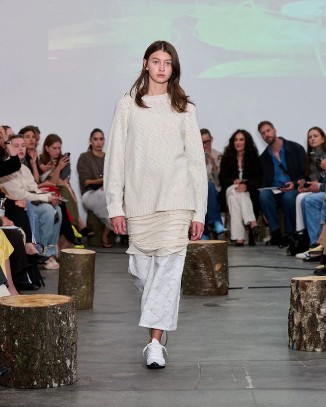 Từ hè sang thu, váy vẫn luôn được ưa chuộng nhờ cách phối đồ cực khéo- Ảnh 3. Từ hè sang thu, váy vẫn luôn được ưa chuộng nhờ cách phối đồ cực khéo- Ảnh 3.